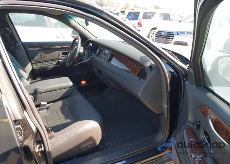 2002 Lincoln Town Car Signature from USA, damaged, VIN 1LNHM82W52Y608961